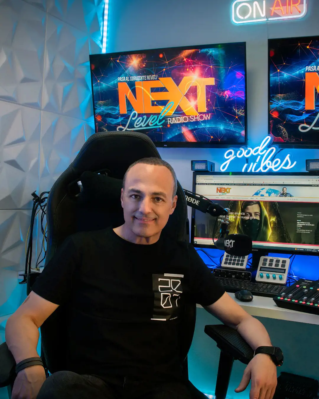 Luis López en su estudio, desde donde se hace Next Level cada fin de semana.